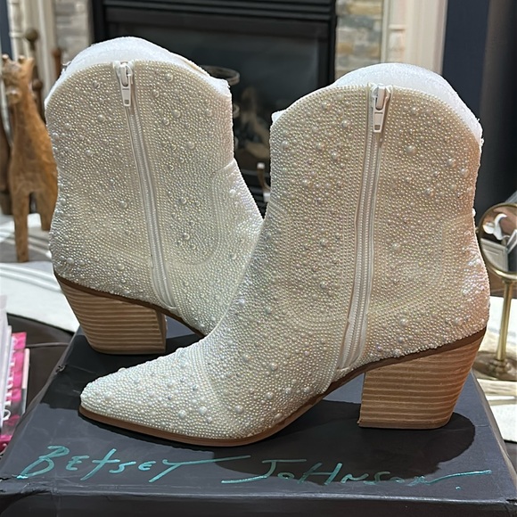 Betsey Johnson Emory Pearl Western Boot in Pearl Accent, Size 10. NIB, Unworn 🔥 - Picture 4 of 16